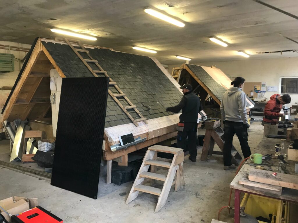 découvrez notre formation complète d'installateur de panneaux solaires, parfaite pour acquérir les compétences techniques nécessaires à l'installation, la maintenance et l'optimisation des systèmes solaires. devenez un expert dans un secteur en pleine expansion et contribuez à la transition énergétique tout en vous assurant un avenir professionnel prometteur.