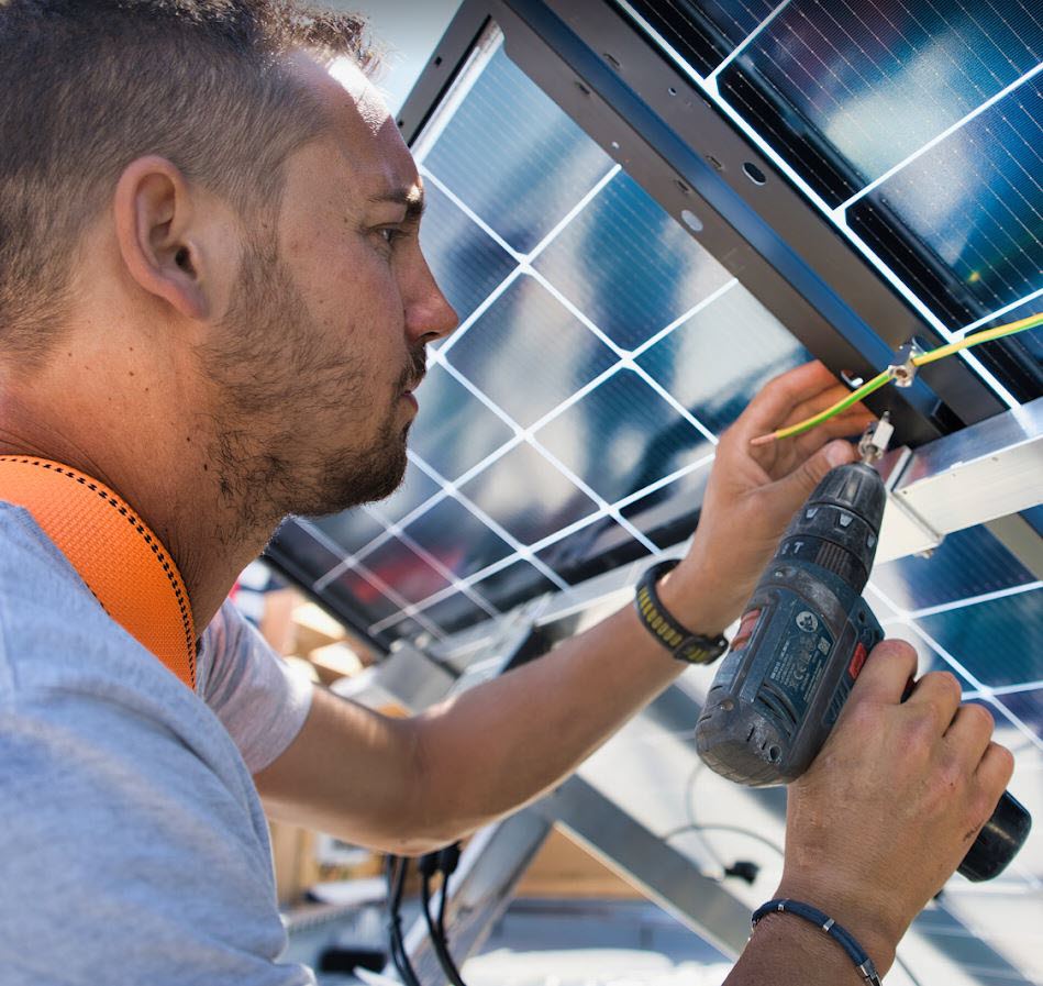 découvrez notre formation complète pour devenir installateur de panneaux solaires. apprenez les compétences essentielles, les techniques d'installation et les normes en vigueur pour réussir dans le secteur des énergies renouvelables. rejoignez-nous et faites un pas vers un avenir durable !