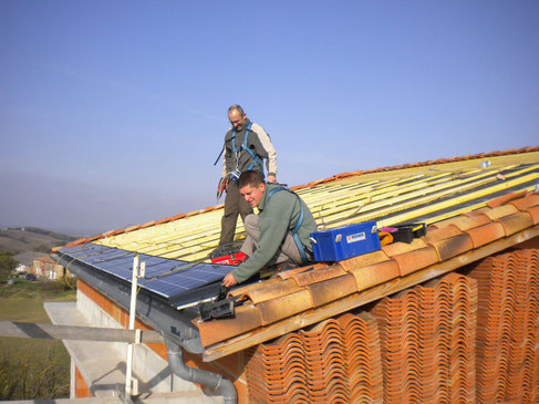 découvrez notre formation spécialisée pour devenir installateur de panneaux solaires. apprenez les compétences essentielles pour concevoir, installer et maintenir des systèmes solaires photovoltaïques, tout en contribuant à la transition énergétique durable. rejoignez-nous pour un avenir vert et prometteur !