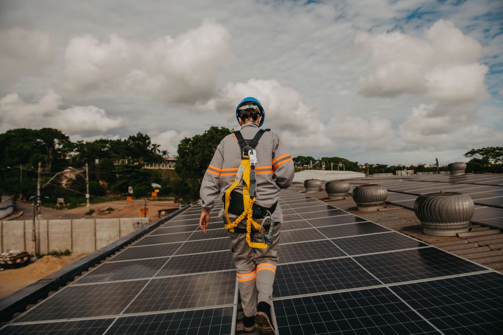 découvrez notre formation complète pour devenir installateur de panneaux solaires. acquérir des compétences techniques, comprendre les normes et maximiser l'efficacité de l'énergie solaire. rejoignez-nous pour contribuer à un avenir durable!