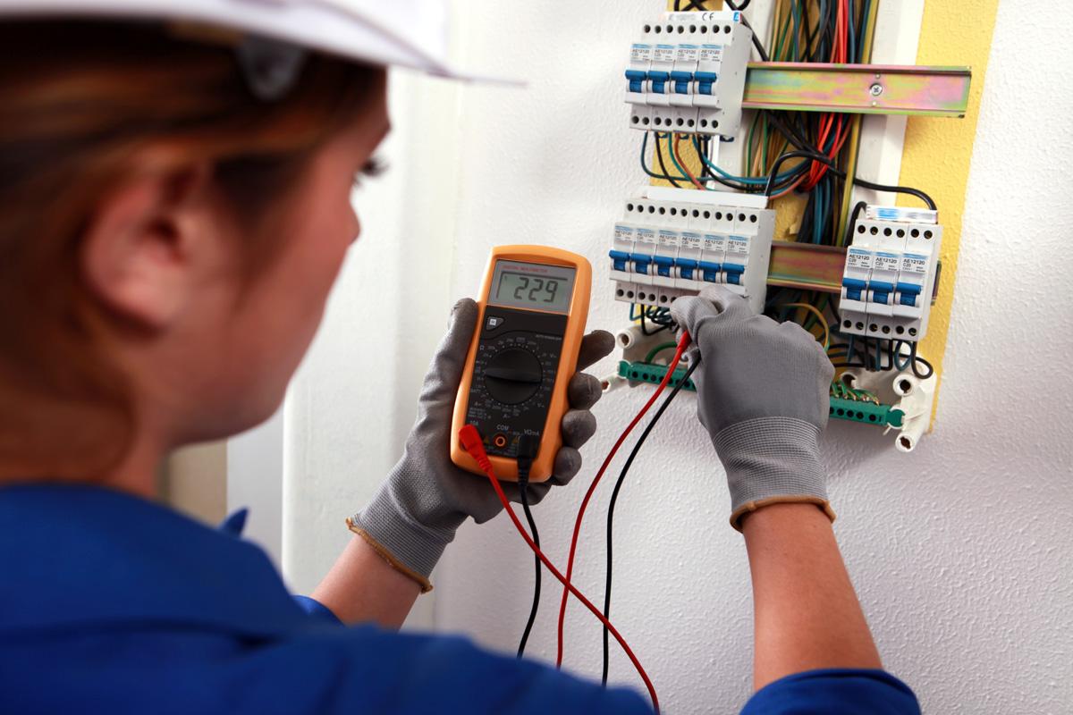 découvrez notre formation de technicien en électricité, conçue pour vous fournir les compétences nécessaires dans le domaine de l'électricité. apprenez les bases et les techniques avancées, développez vos capacités pratiques et préparez-vous à une carrière épanouissante dans un secteur en pleine croissance.