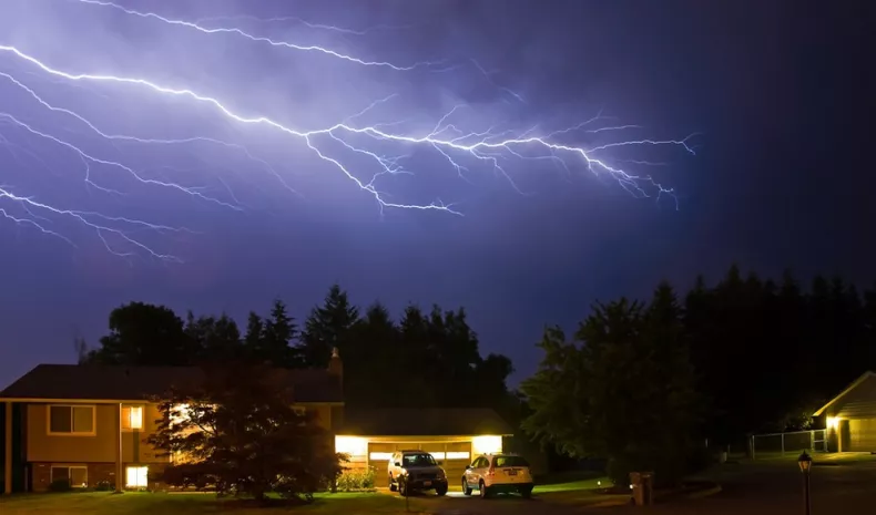 découvrez comment protéger votre maison des risques de foudroiement. apprenez les mesures préventives indispensables pour garantir la sécurité de votre habitation durant les orages et assurer la pérennité de vos installations électriques.
