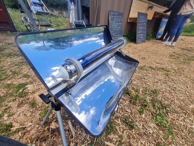 découvrez le four solaire pro, l'outil idéal pour cuisiner de manière écologique et économique. profitez d'une cuisson saine grâce à l'énergie solaire, tout en préservant l'environnement. parfait pour les activités en plein air et les professionnels de la restauration durable.
