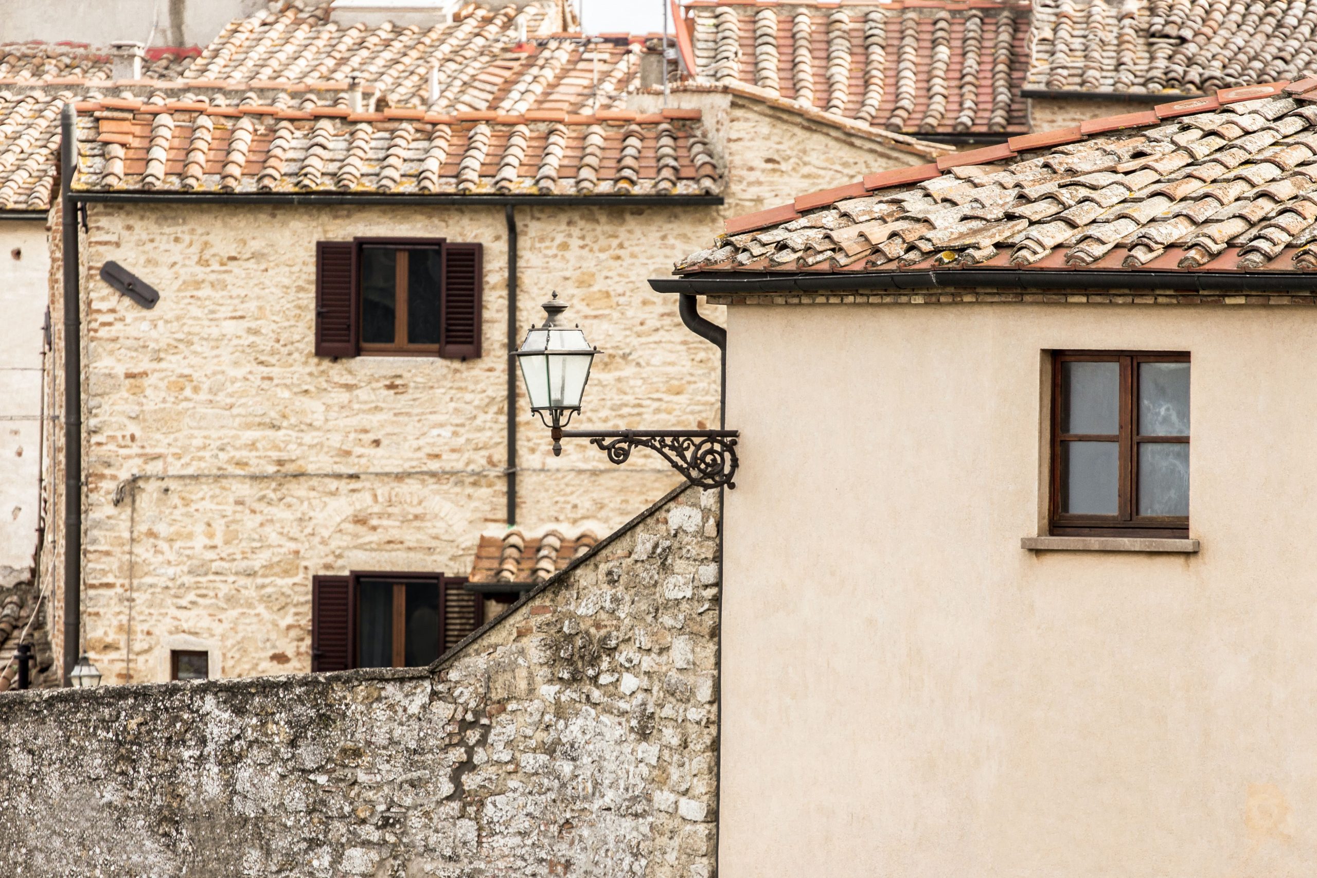 découvrez comment gérer une fuite de toit avec votre assurance. obtenez des conseils pratiques sur les démarches à suivre, les documents nécessaires et les garanties à vérifier pour une prise en charge optimale de vos travaux de réparation.