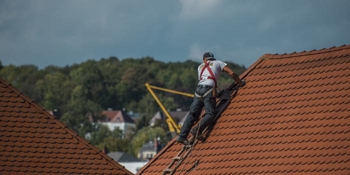 découvrez comment gérer une fuite de toit avec votre assurance : étapes à suivre, conseils pour faire une déclaration et obtenir une réparation rapide et efficace.