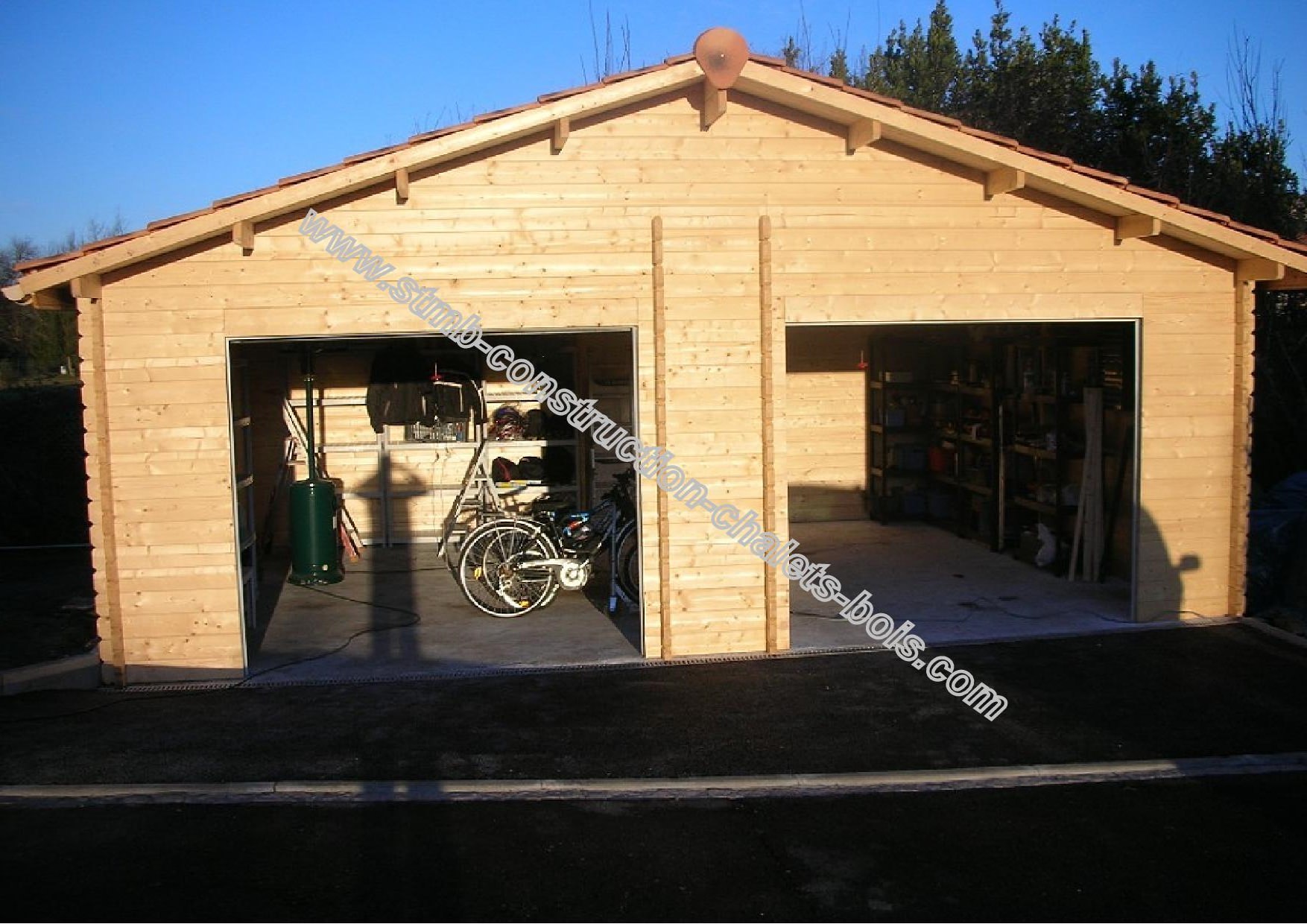 découvrez notre garage spacieux pouvant accueillir deux voitures, idéal pour protéger votre véhicule des intempéries et offrir un accès facile. profitez d'un espace bien entretenu pour le rangement et des aménagements pratiques pour une utilisation optimale.