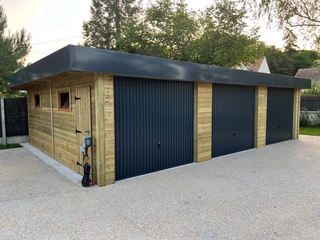 découvrez notre garage en bois spacieux, conçu pour accueillir jusqu'à 4 voitures. idéal pour protéger vos véhicules tout en ajoutant une touche d'élégance à votre espace extérieur.