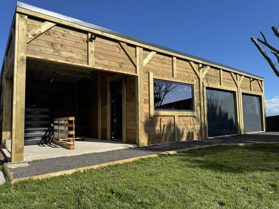 découvrez notre garage spacieux de 60m2, idéal pour le stockage de vos véhicules, outils et équipements. profitez d'un espace polyvalent pour vos projets de bricolage et assurez la sécurité de vos biens dans un environnement protégé.