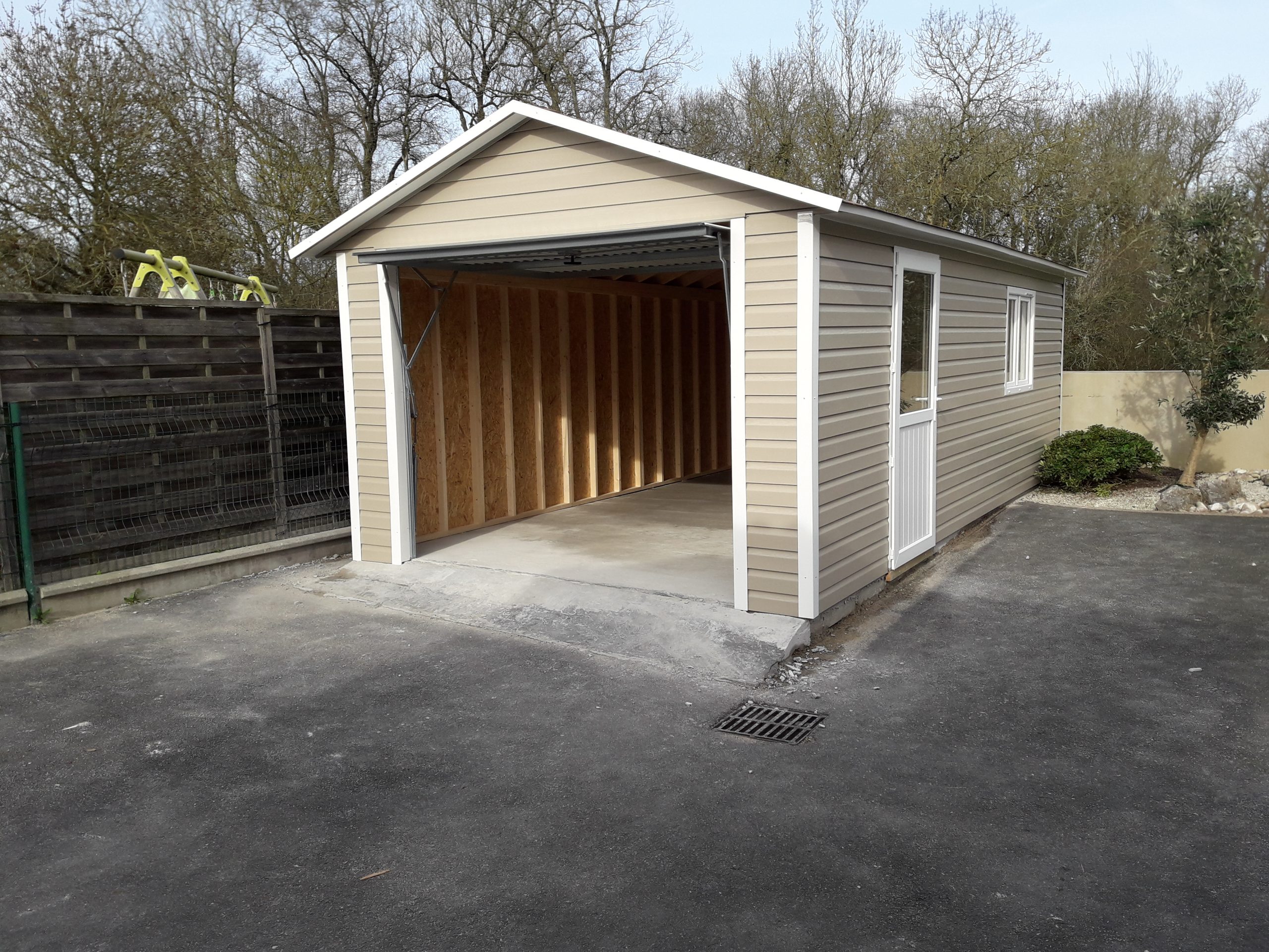 découvrez notre garage en béton spacieux, conçu pour accueillir deux voitures. alliez sécurité et fonctionnalité grâce à une structure robuste et moderne, idéale pour protéger vos véhicules des intempéries et des vols. profitez d'un espace pratique et esthétique pour le rangement et l'entretien de vos automobiles.