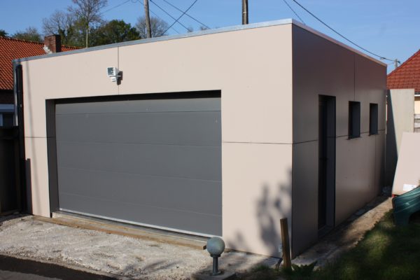découvrez notre garage en béton spacieux, parfait pour accueillir deux voitures. alliant robustesse et esthétique, ce garage offre une protection optimale contre les intempéries tout en ajoutant une touche moderne à votre propriété. idéal pour les familles et les passionnés d'automobile.