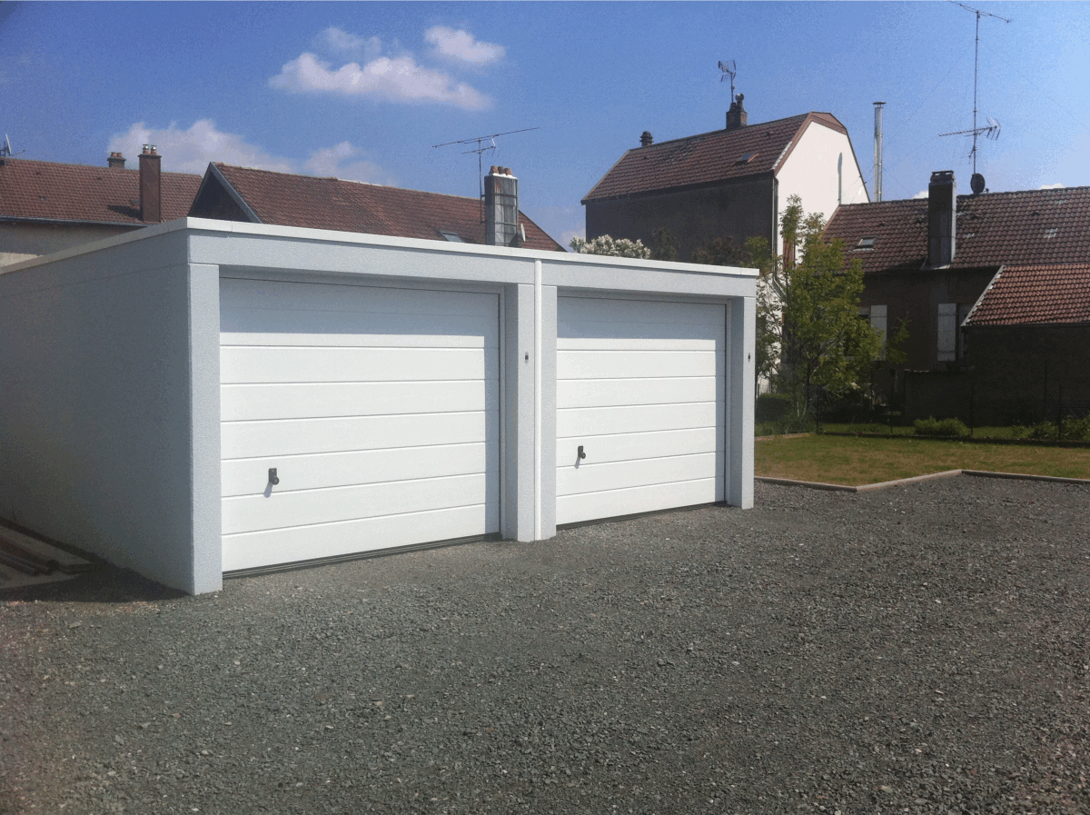 découvrez notre garage en béton spacieux pouvant accueillir deux voitures, alliant robustesse et esthétique. idéal pour protéger votre véhicule des intempéries, ce garage est conçu pour s'intégrer parfaitement à votre extérieur tout en offrant un maximum de sécurité.