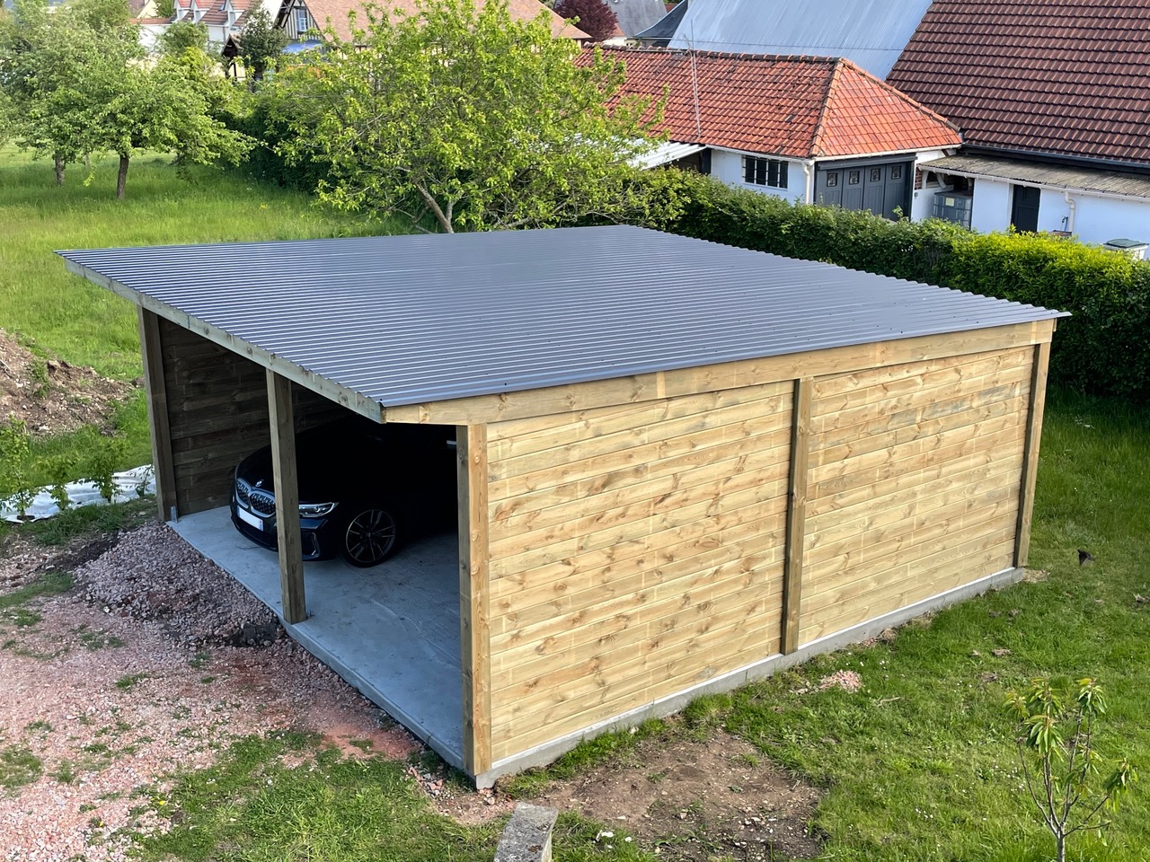 découvrez notre sélection de garages en bois, alliant esthétisme et fonctionnalité. fabriqués avec des matériaux de qualité, nos garages offrent un espace de rangement idéal pour votre véhicule et vos outils tout en apportant une touche naturelle à votre jardin.