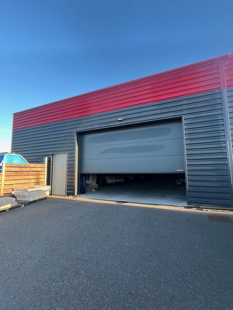 découvrez notre hangar spacieux de 300m2, idéal pour le stockage, les activités industrielles ou l'organisation d'événements. emplacement stratégique et design fonctionnel, parfait pour répondre à tous vos besoins.