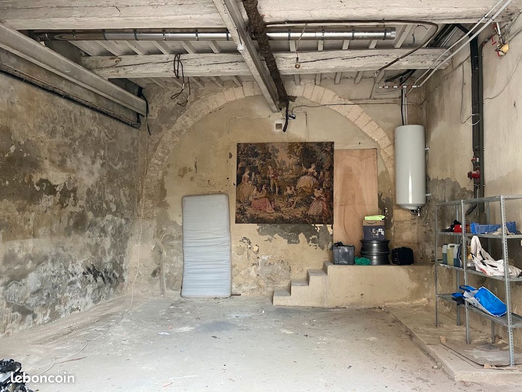 découvrez notre hangar spacieux de 50m², idéal pour le stockage, l'atelier ou l'événementiel. profitez d'un espace fonctionnel et modulable répondant à tous vos besoins, dans un cadre sécurisé et accessible.