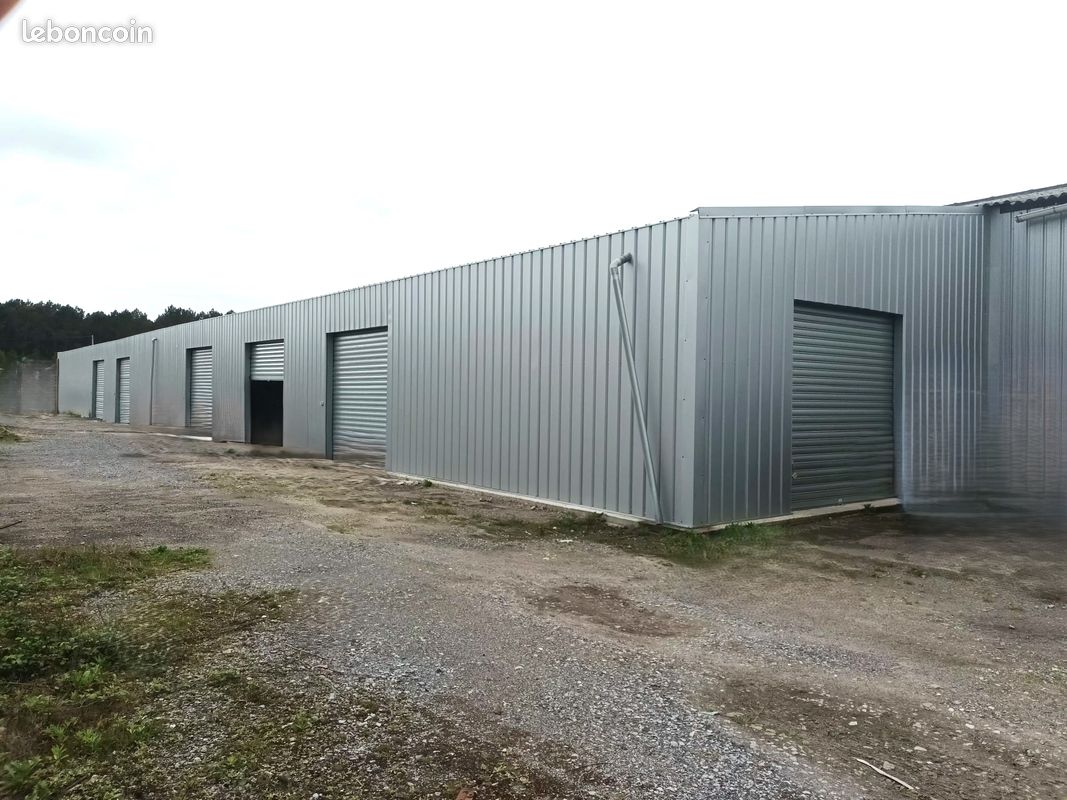 découvrez notre hangar de 50m², idéal pour le stockage de matériel, la création d'un espace de travail ou la réalisation de vos projets. spacieux et modulable, il répond à tous vos besoins d'aménagement. profitez d'un emplacement stratégique et d'une construction de qualité pour optimiser votre espace.