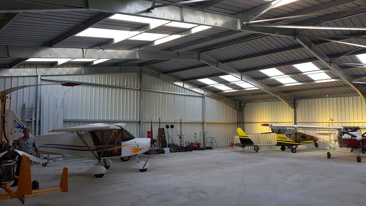 découvrez notre gamme de hangars adaptés à tous vos besoins de stockage et d'abri. que ce soit pour des équipements, du matériel de jardinage ou des véhicules, nos hangars offrent une protection optimale contre les intempéries. explorez des designs variés et des matériaux durables pour garantir la sécurité et la longévité de vos biens.