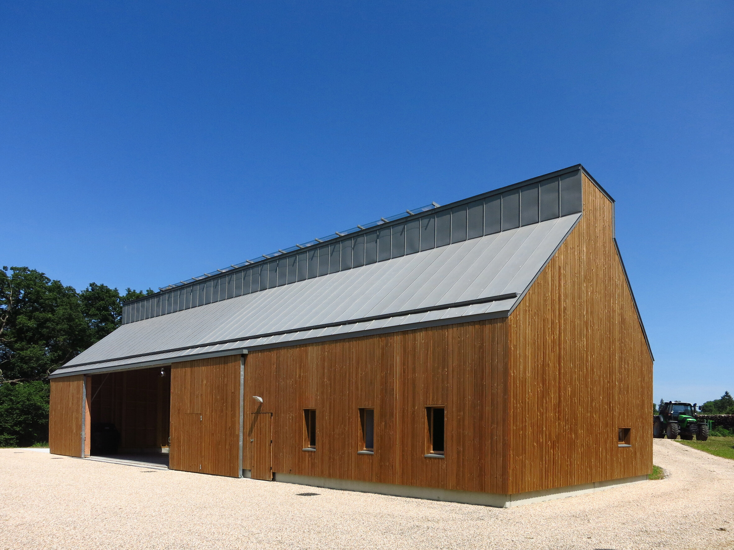 découvrez notre hangar en bois spacieux de 300m², parfait pour entreposage, ateliers ou activités diverses. construit avec des matériaux durables et design fonctionnel, il s'intègre harmonieusement dans tout environnement. idéal pour les professionnels et les particuliers à la recherche d'un espace pratique et esthétique.