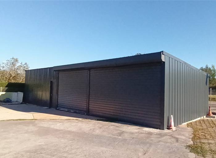 découvrez notre hangar en bois spacieux de 300 m², idéal pour vos projets de stockage, d'artisanat ou d'activités agricoles. sa construction en bois offre une excellente durabilité et un environnement naturel. profitez d'un espace polyvalent et fonctionnel pour toutes vos besoins !