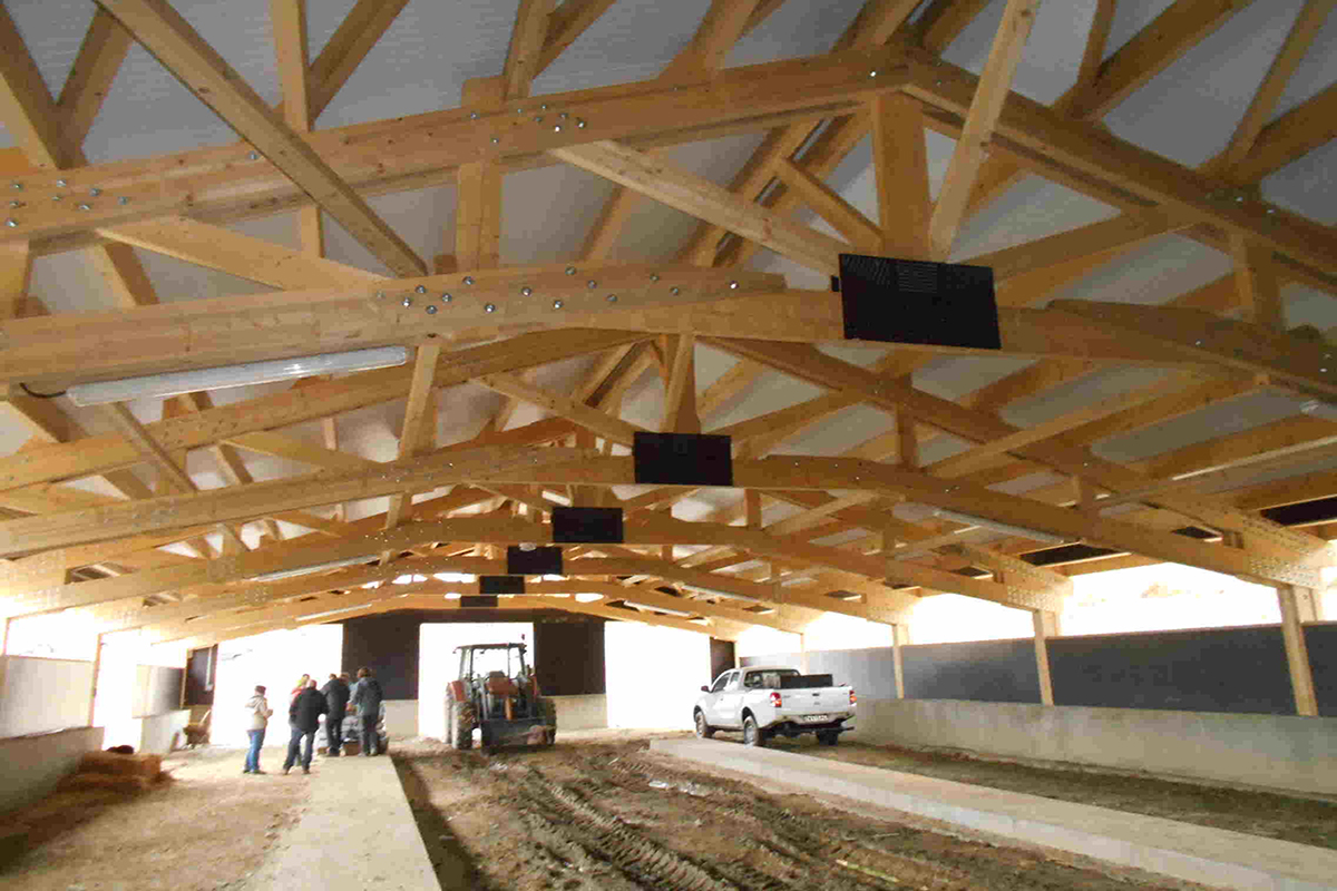 découvrez notre hangar en bois spacieux de 300m², parfait pour le stockage, les ateliers ou les projets de construction. sa conception durable et esthétique s'intégrera harmonieusement dans votre espace tout en répondant à vos besoins pratiques.