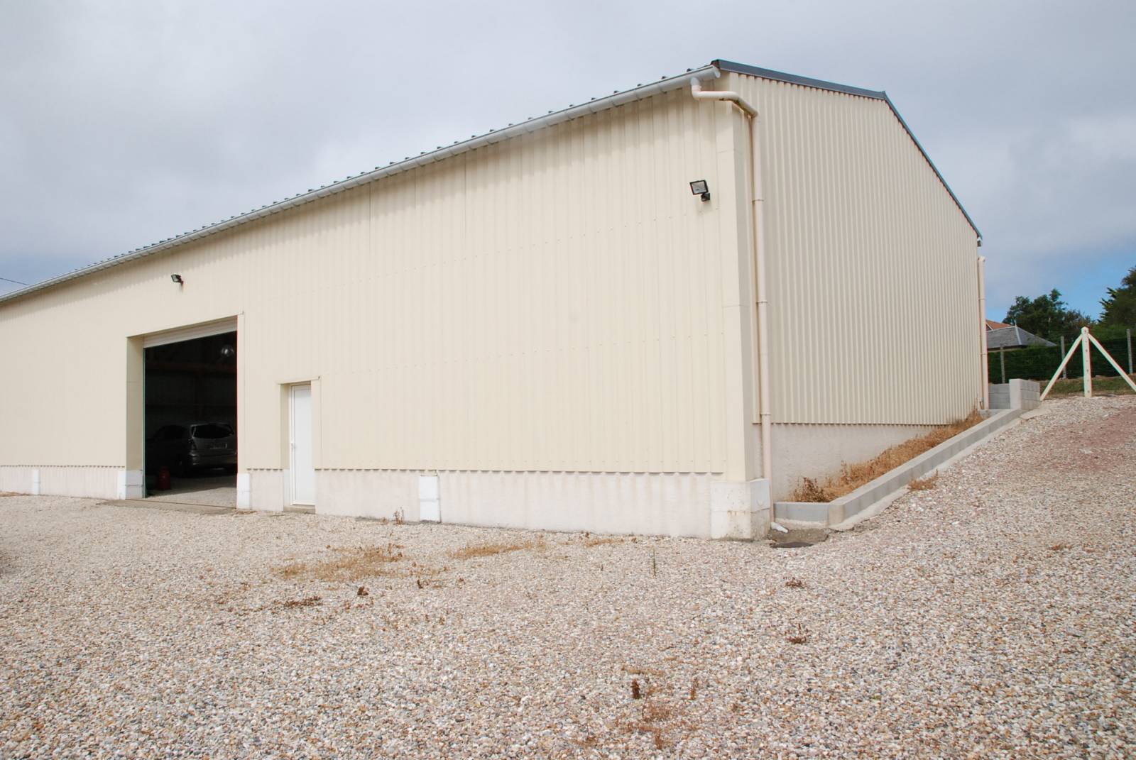 découvrez notre offre exceptionnelle de vente de hangars sur un terrain spacieux, idéal pour vos projets professionnels ou personnels. profitez d'un espace flexible, facilement aménageable selon vos besoins. ne manquez pas cette opportunité unique d'acquérir un hangar sur un terrain stratégique !