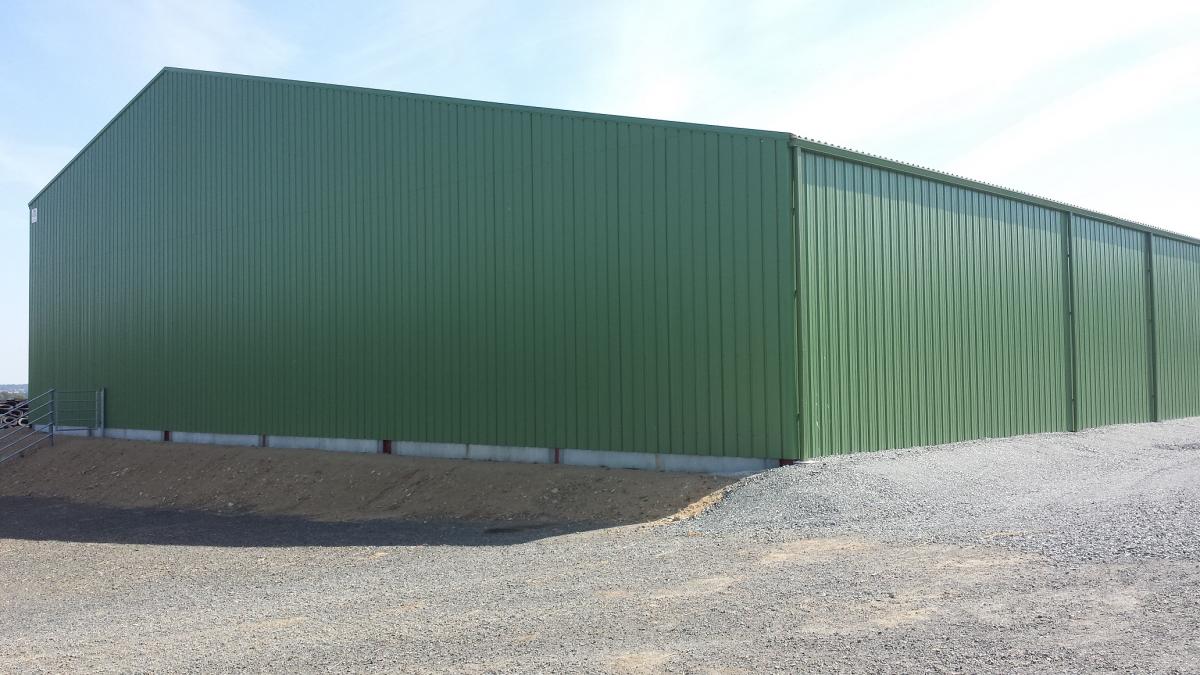 découvrez nos hangars à fourrage, idéaux pour le rangement et la protection de vos récoltes. conçus pour répondre aux besoins des agriculteurs, nos structures offrent robustesse et praticité. protégez votre fourrage des intempéries avec nos solutions adaptées.