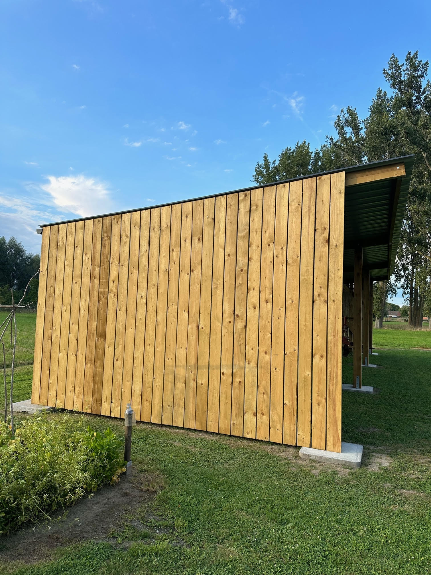 découvrez notre hangar à fourrage conçu pour protéger vos récoltes et garantir la qualité de votre foin. idéal pour les agriculteurs à la recherche d'une solution durable et efficace pour le stockage de leur fourrage.