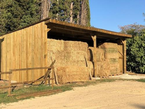 découvrez notre hangar fourrage, idéal pour le stockage de vos aliments pour animaux. offrant une protection optimale contre les intempéries et une organisation pratique, ce hangar est conçu pour garantir la qualité de votre fourrage tout au long de l'année.