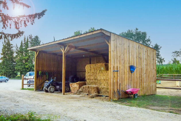 découvrez notre gamme de hangars pour le stockage de fourrage, conçus pour protéger votre récolte contre les intempéries et optimiser l'espace. idéaux pour les agriculteurs soucieux de la qualité de leur alimentation animale.