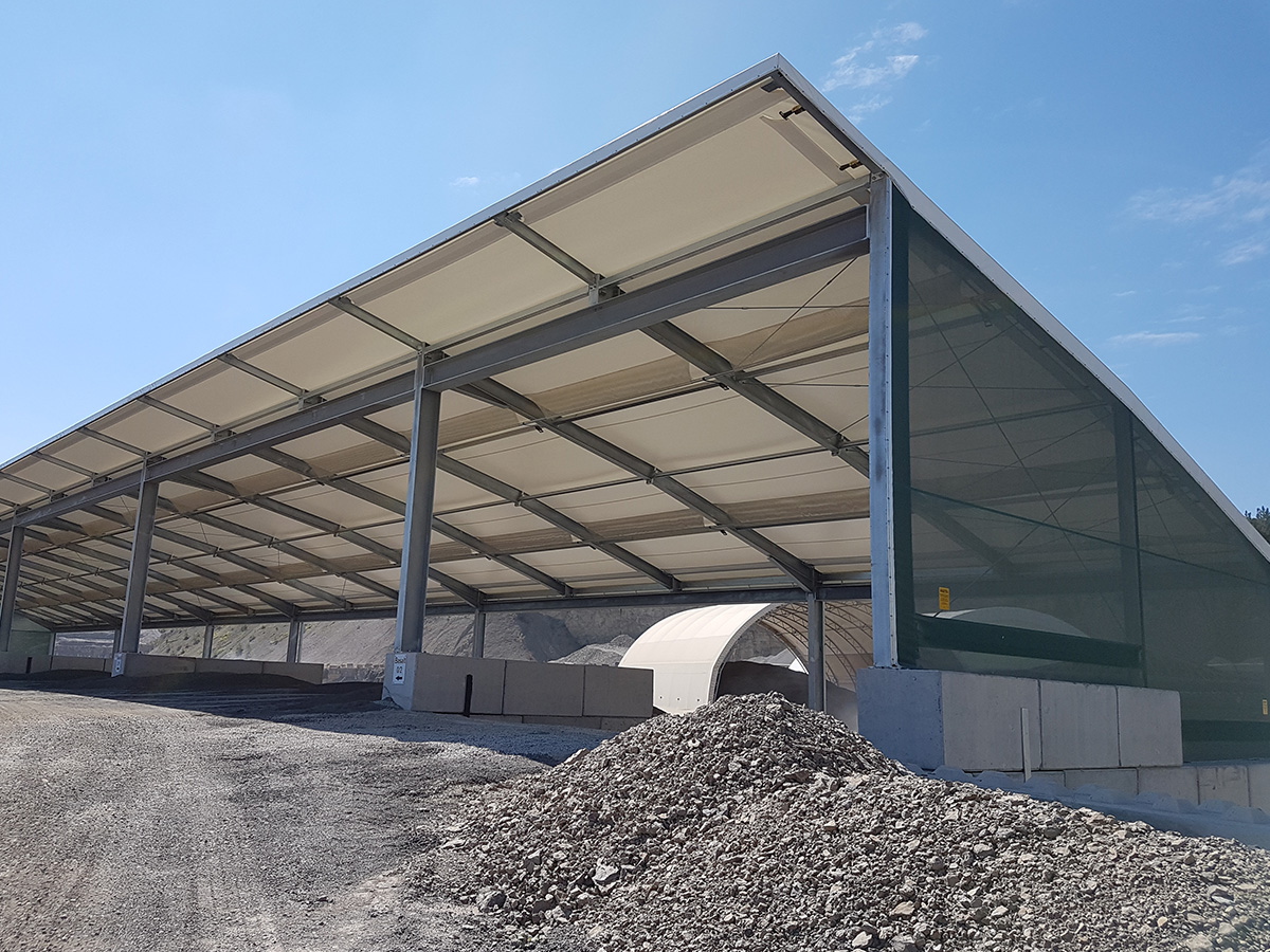 découvrez nos hangars métalliques, des structures robustes et polyvalentes idéales pour le stockage, l'agriculture ou l'industrie. conçus pour résister aux intempéries et offrir un espace sécurisé, nos hangars sont disponibles en plusieurs tailles et configurations pour répondre à tous vos besoins.
