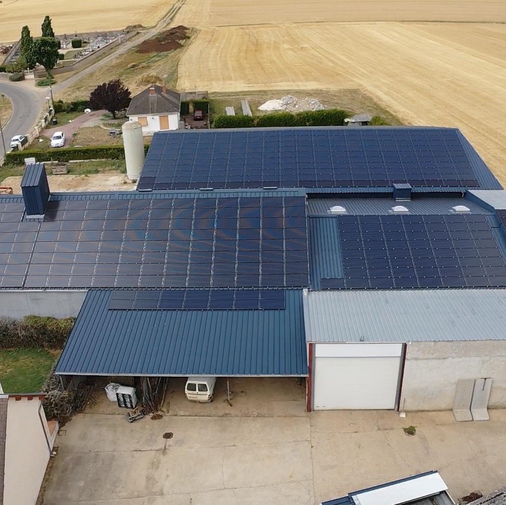 découvrez notre hangar photovoltaïque de 100 kwc, une solution durable et efficace pour produire votre propre électricité tout en optimisant l'espace. idéal pour les entreprises soucieuses de l'environnement, ce système vous permet de réduire vos coûts énergétiques et de profiter d'une source d'énergie renouvelable.