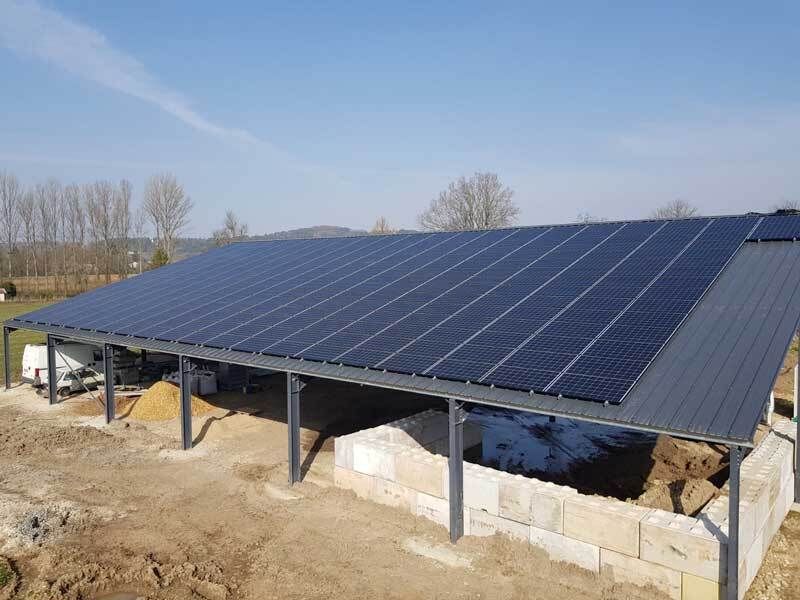 découvrez notre hangar photovoltaïque de 100 kwc, une solution innovante et écologique pour produire de l'énergie solaire. optimisez votre espace tout en réduisant vos factures d'électricité et contribuez à la transition énergétique. idéal pour les entreprises soucieuses de l'environnement.