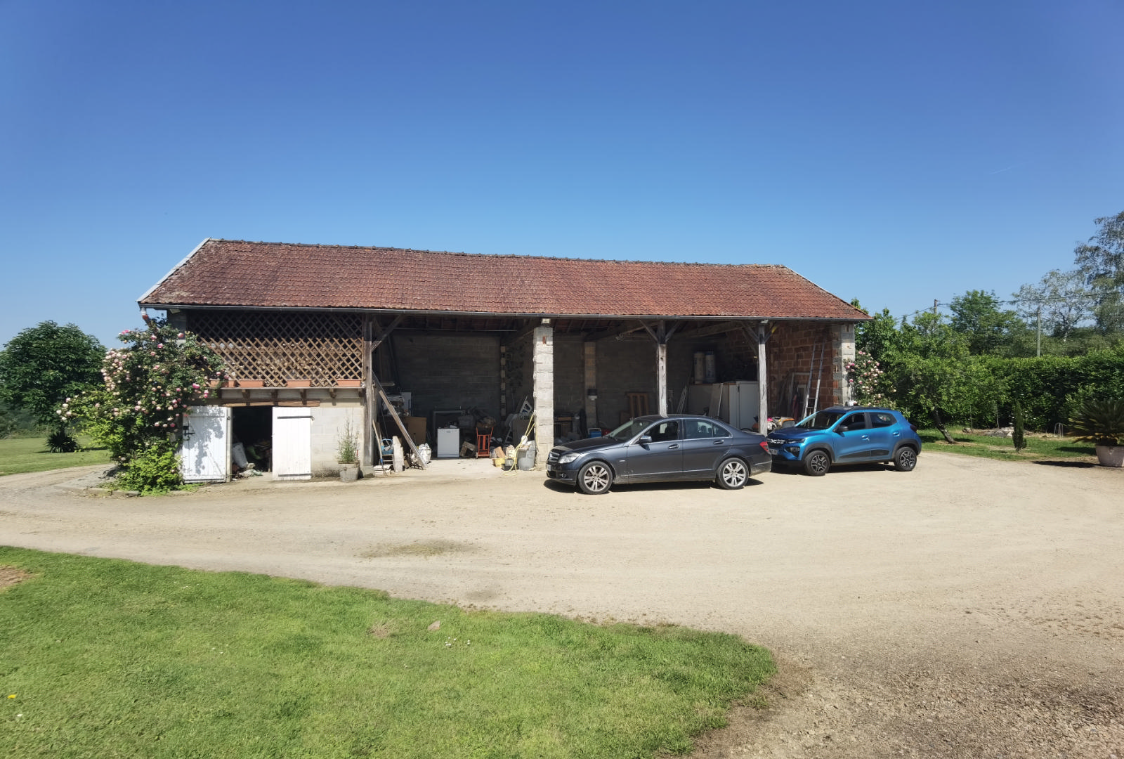 découvrez notre hangar rénové, un espace moderne alliant charme industriel et confort. parfait pour vos événements, ateliers ou comme espace de travail, il offre une ambiance unique et fonctionnelle, avec des installations adaptées à tous vos besoins.