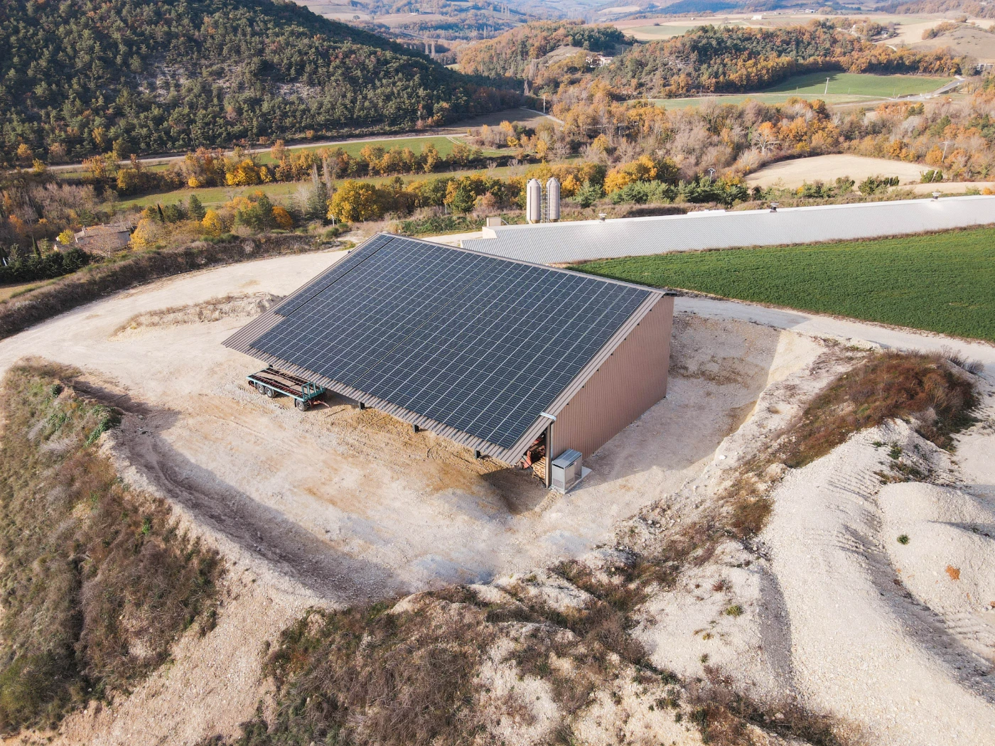 découvrez notre hangar solaire agricole, une solution innovante qui combine durabilité et efficacité énergétique pour vos exploitations. profitez d'une construction optimale qui maximise l'utilisation de l'énergie solaire, tout en offrant un espace sûr et fonctionnel pour vos équipements et vos récoltes.