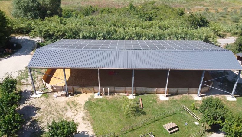 découvrez comment construire un hangar solaire gratuit, une solution durable et économique pour abriter vos équipements tout en produisant de l'énergie renouvelable. suivez nos conseils pratiques et astuces pour un projet réussi et respectueux de l'environnement.
