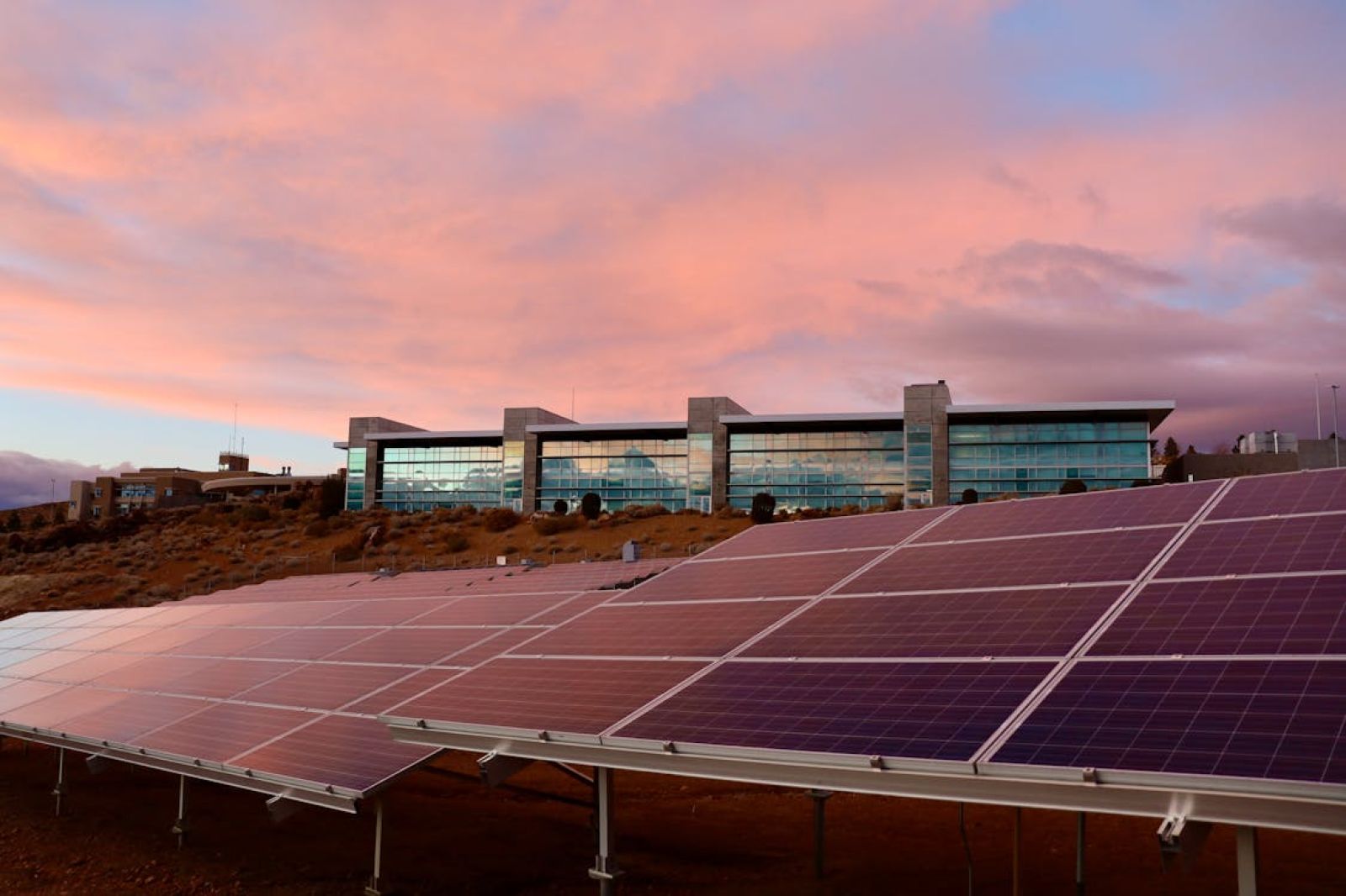 découvrez l'impact des panneaux solaires sur l'environnement et l'économie. apprenez comment cette source d'énergie renouvelable contribue à la réduction des émissions de carbone, à la création d'emplois verts et à la durabilité énergétique. explorez les avantages des panneaux solaires pour un avenir plus respectueux de la planète.
