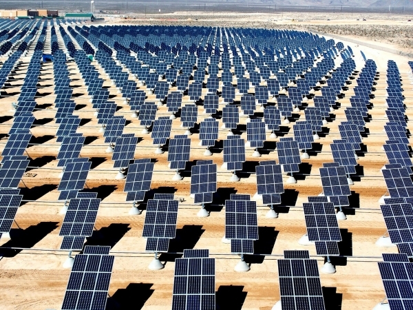 découvrez l'impact des panneaux solaires sur l'environnement et l'économie. apprenez comment cette source d'énergie renouvelable contribue à la réduction des émissions de carbone, favorise l'indépendance énergétique et représente un choix durable pour un avenir meilleur.