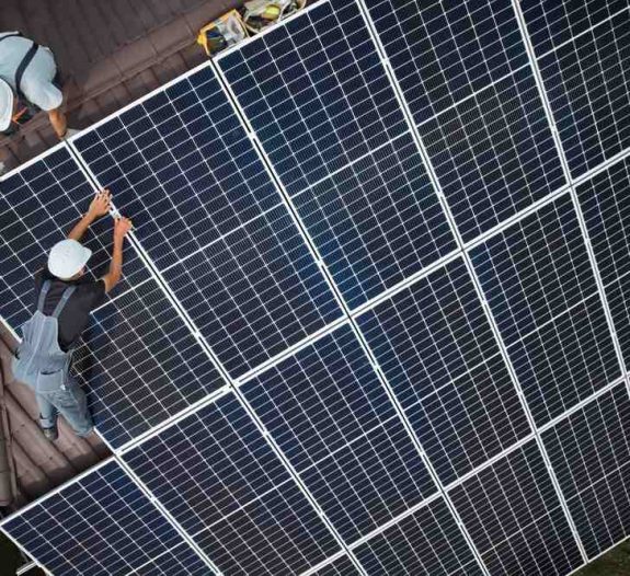 découvrez comment l'énergie solaire transforme des vies et favorise un développement durable à travers des initiatives d'impact social, alliant écologie et inclusion.