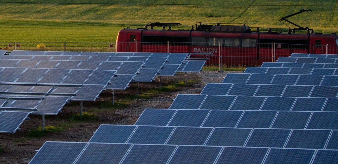 découvrez les impacts des panneaux photovoltaïques sur l'environnement et l'économie. analyse des avantages et des inconvénients de cette source d'énergie renouvelable, ainsi que son efficacité et son rôle dans la transition énergétique.
