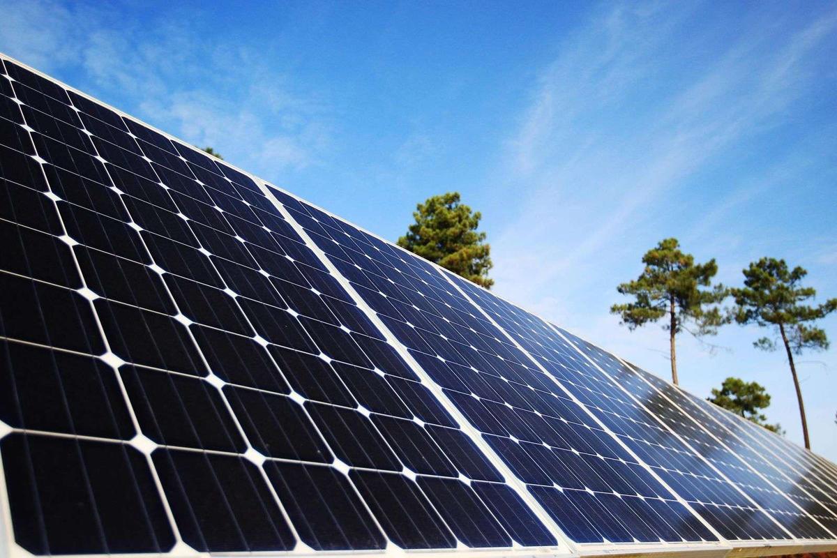 découvrez les risques d'incendie associés aux installations photovoltaïques et les meilleures pratiques pour garantir la sécurité de votre système solaire. informez-vous sur la prévention et la protection contre les incendies pour une utilisation optimale de l'énergie solaire.