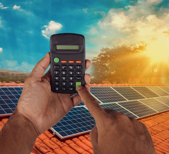 découvrez les inconvénients de l'énergie solaire : coûts d'installation, dépendance climatique, stockage d'énergie limité et impact environnemental. une analyse approfondie pour mieux comprendre les défis associés à cette source d'énergie renouvelable.