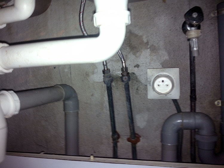 découvrez les causes et solutions pour l'infiltration d'eau dans les prises électriques. protégez votre maison des dommages causés par l'humidité et assurez la sécurité de votre installation électrique.