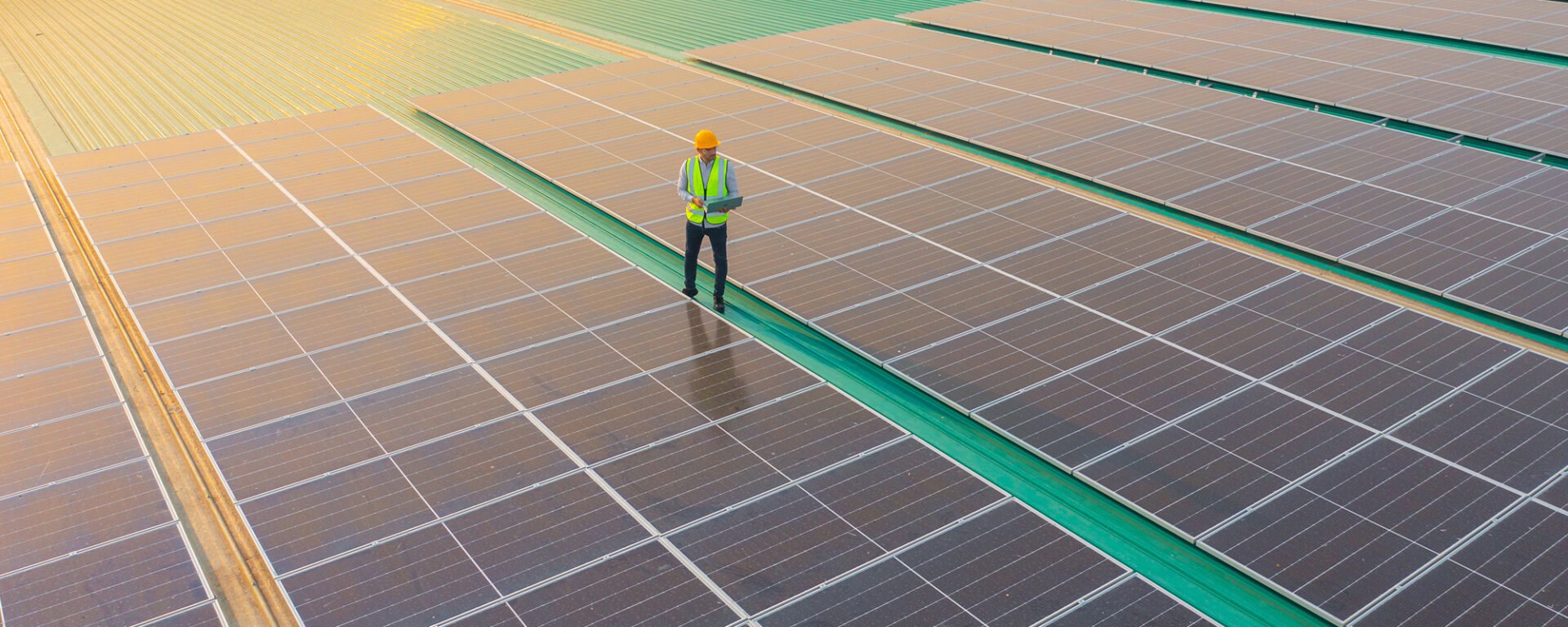 découvrez comment les infrastructures solaires transforment l'éducation en fournissant une énergie renouvelable aux établissements scolaires, favorisant un apprentissage durable et accessible pour les générations futures.