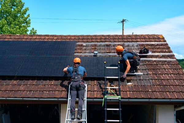 découvrez nos services d'installation de panneaux solaires, réalisés par des installateurs certifiés. profitez d'une énergie renouvelable efficace et d'un accompagnement professionnel pour optimiser votre consommation d'énergie.