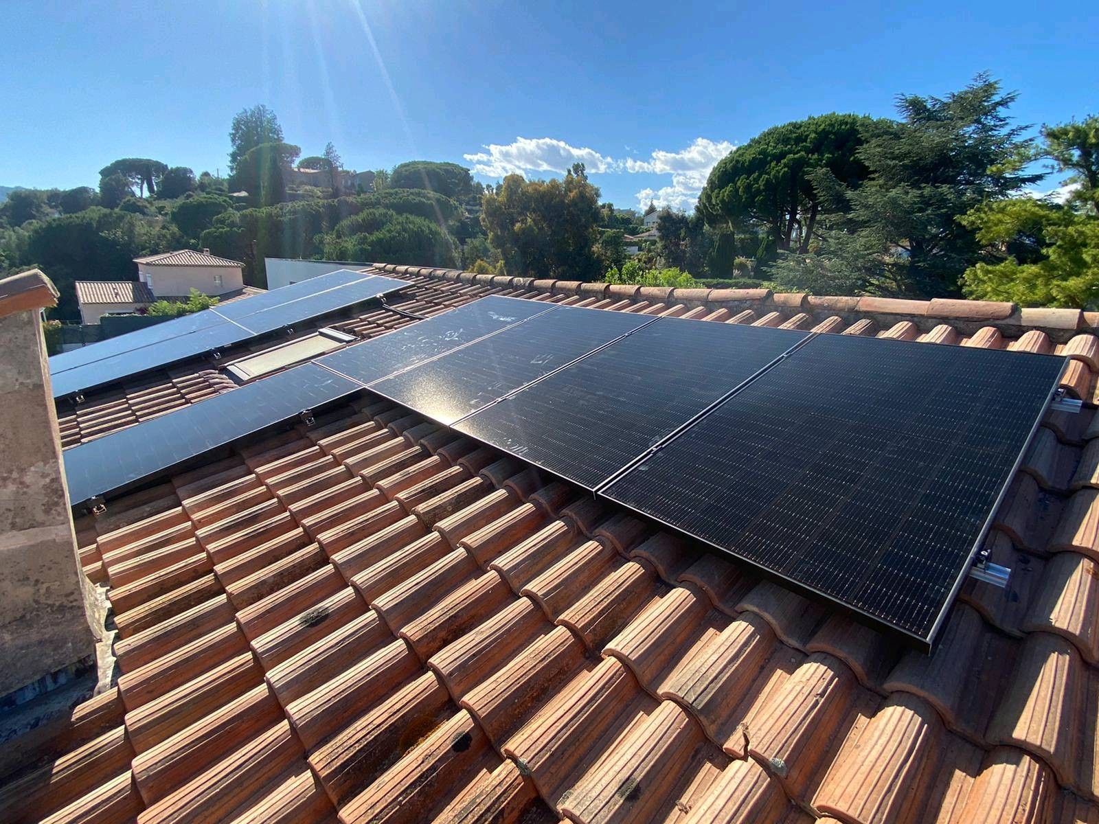 découvrez nos services d'installation de panneaux solaires dans le var. profitez d'une énergie verte et réduisez vos factures d'électricité grâce à nos experts qualifiés. contactez-nous pour un devis personnalisé et engagez-vous vers une transition énergétique durable.