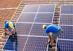 découvrez nos services d'installation de panneaux solaires dans le var. optimisez votre consommation d'énergie tout en contribuant à l'environnement grâce à nos experts en énergies renouvelables.