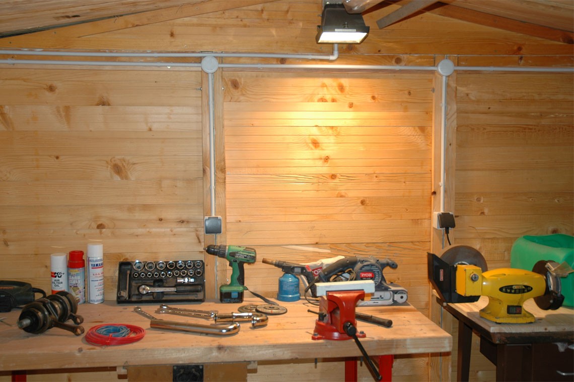 découvrez comment réaliser une installation électrique diy en toute sécurité ! suivez nos conseils pratiques et guides étape par étape pour transformer vos projets électriques en réussites tout en respectant les normes en vigueur.