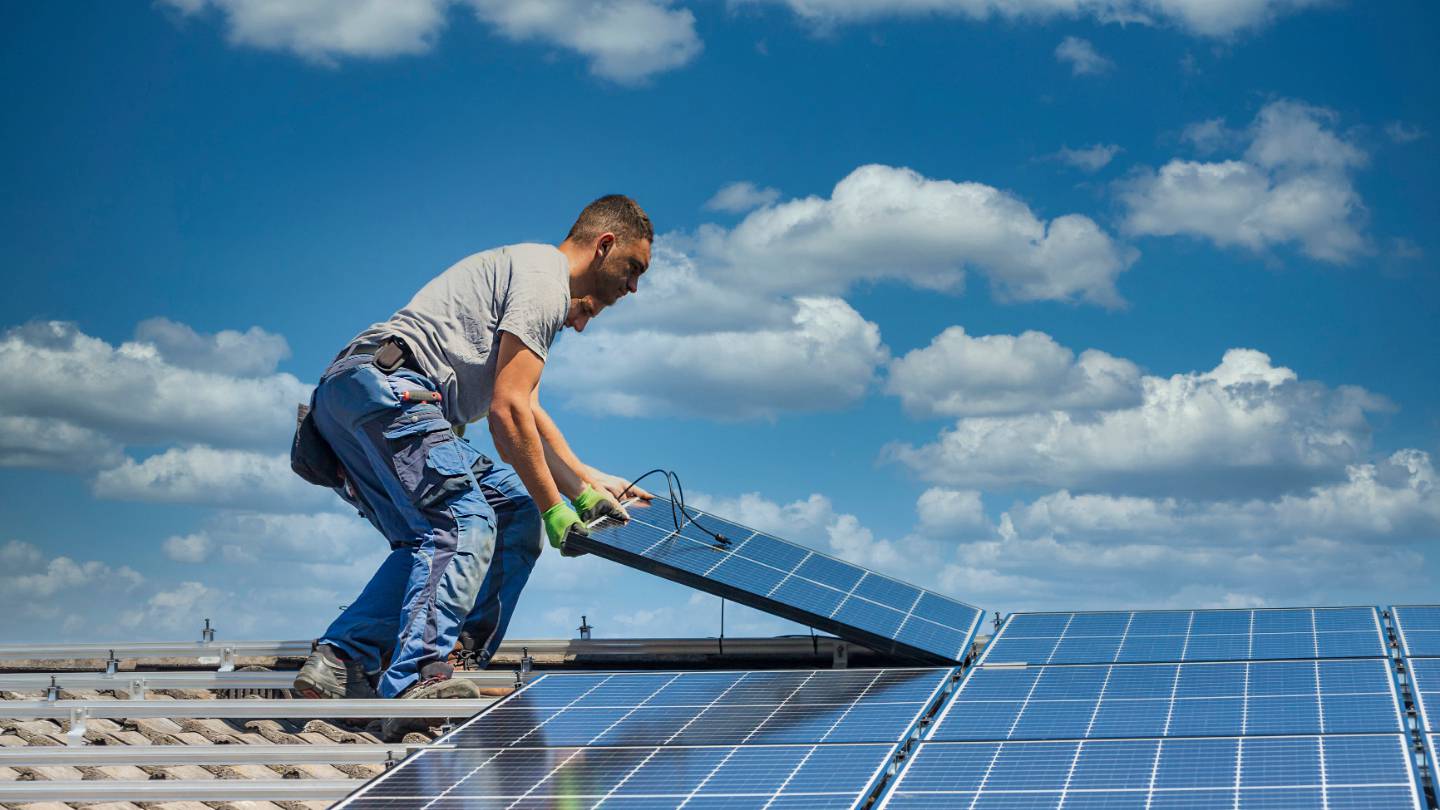 découvrez comment installer des panneaux photovoltaïques pour optimiser votre production d'énergie solaire. suivez notre guide complet pour bénéficier d'une énergie propre et réduire vos factures d'électricité.