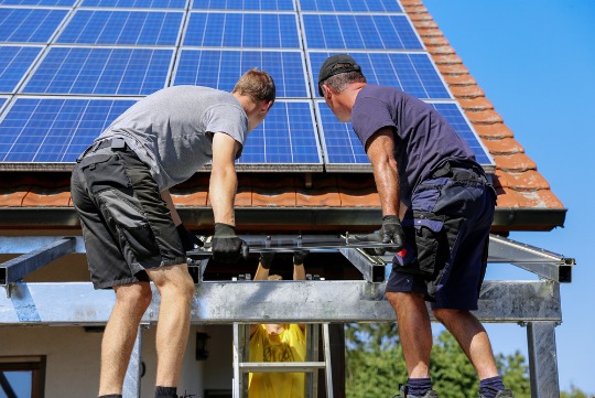 découvrez les avantages d'un panneau solaire sur votre toit : une solution écologique pour réduire vos factures d'énergie, valoriser votre bien immobilier et contribuer à la transition énergétique. informez-vous sur les installations, les aides financières et les types de panneaux disponibles pour un choix éclairé.
