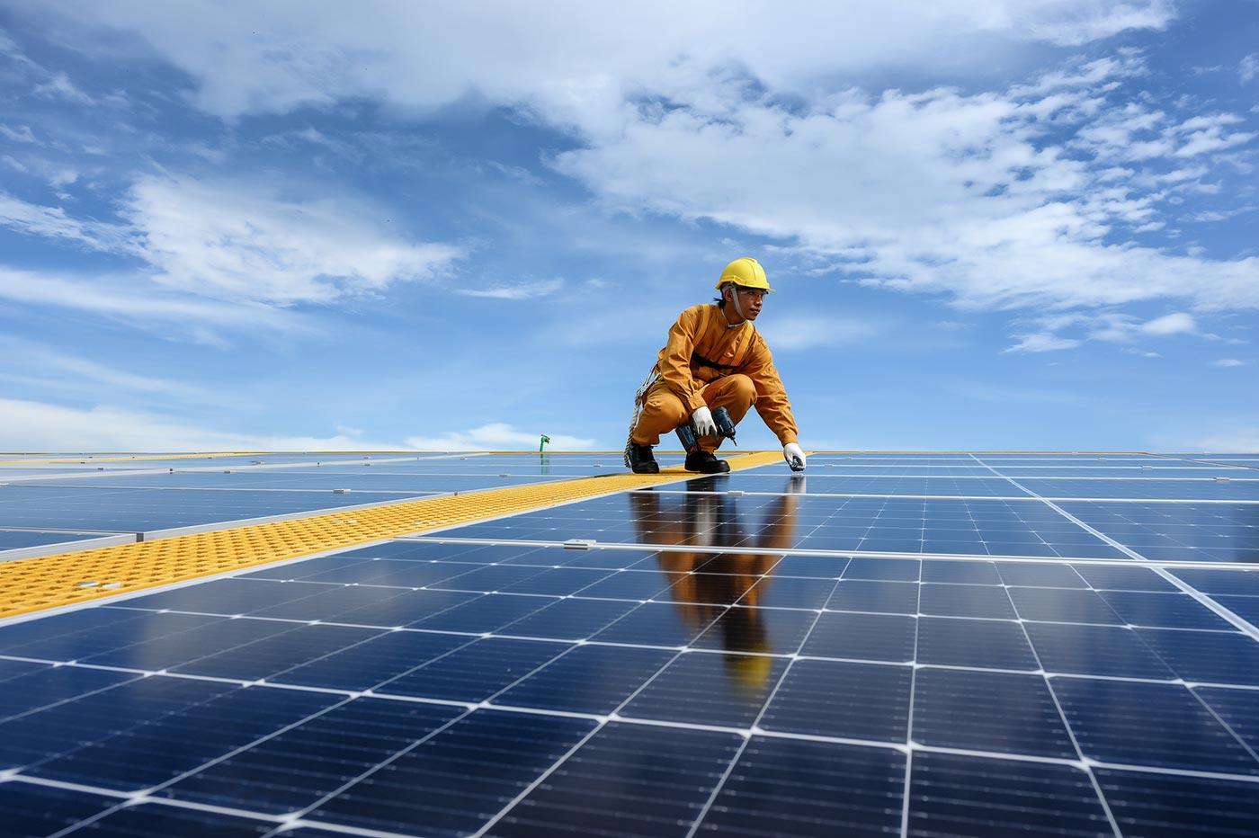 découvrez comment installer des panneaux solaires pour bénéficier d'une énergie renouvelable et réduire vos factures d'électricité. suivez notre guide pratique et profitez d'une solution écologique et économique pour votre maison.