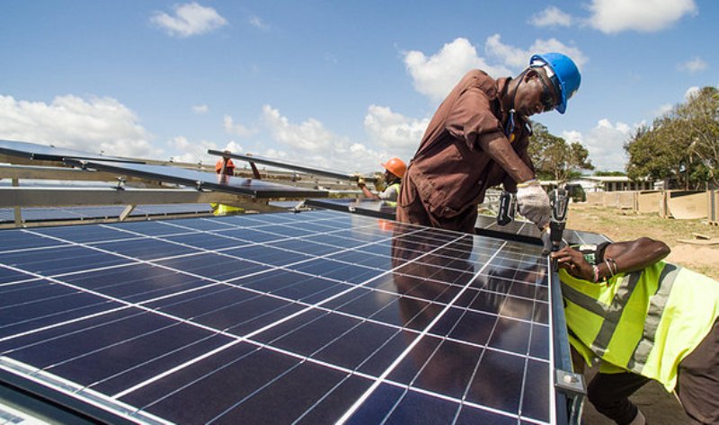 découvrez comment installer des panneaux solaires pour optimiser votre consommation d'énergie et réduire votre empreinte carbone. profitez d'un guide complet sur les étapes d'installation, les avantages économiques et écologiques, et les aides disponibles pour rendre votre transition énergétique plus facile.